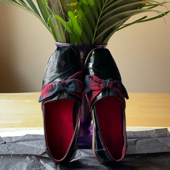 ⚫️🔴 TOMS BLACK PATIENT LEATHER SHOES WITH PLAID BOWS 🔴⚫️ - Picture 3 of 16